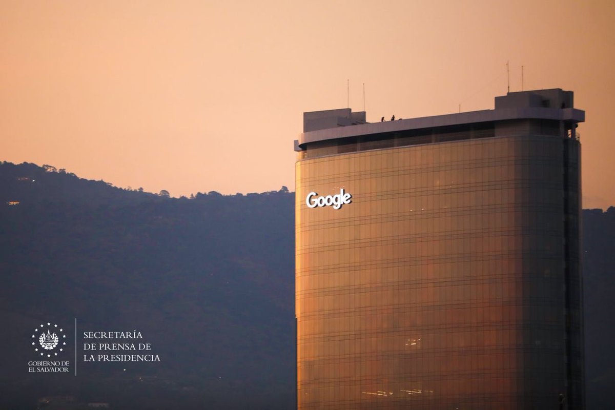 Ciudad nocturna RealtyPro